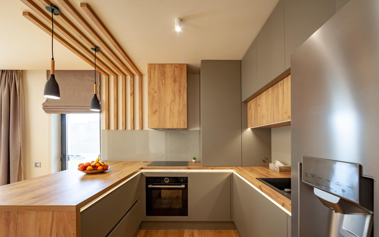 Kuchyň ze světlého dřeva v moderním čistém stylu